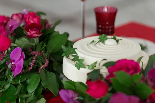 Primer plano pastel de boda blanco y mesa decorada con flores . —  Fotos de Stock