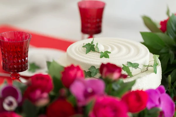 Primer plano pastel de boda blanco y mesa decorada con flores . —  Fotos de Stock