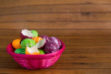 Boyalı yumurta ve sarı tavuk Paskalya renk