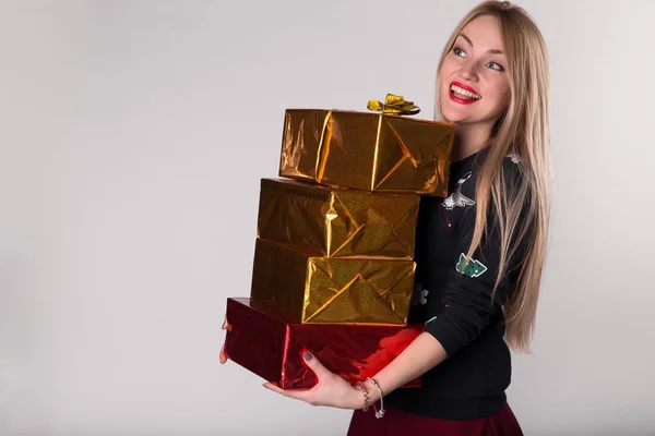 Ragazza con scatole regalo in carta da regalo — Foto Stock