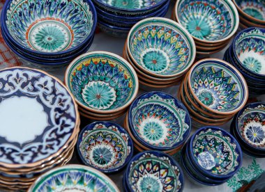 Dekoratif seramik bardak ile geleneksel Özbekistan süsleme.