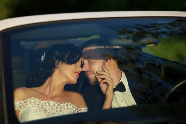 Mariée et marié baisers dans la voiture . — Photo