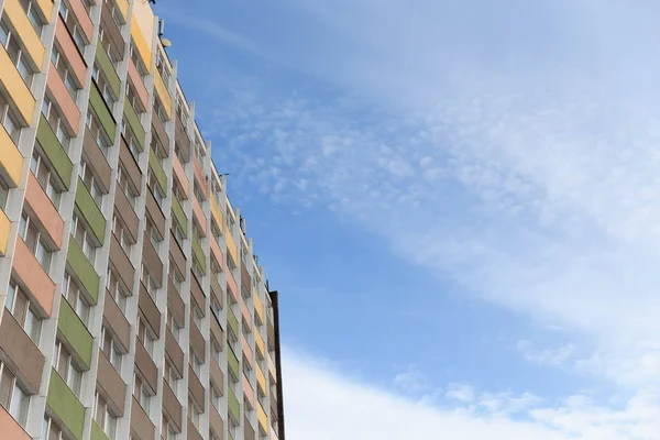O novo edifício residencial de vários andares contra o céu azul — Fotografia de Stock