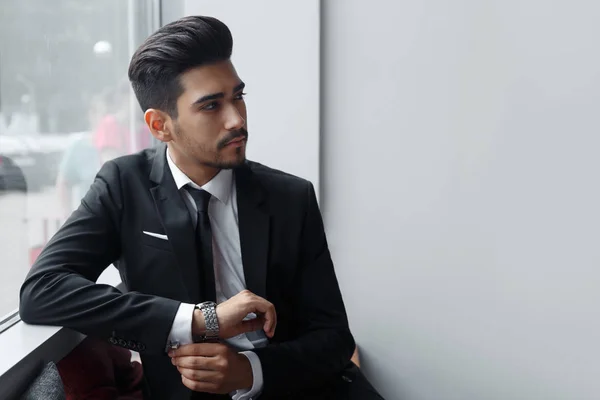 İşadamı kafede oturur ve bekler.