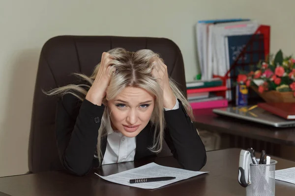 Mujer de negocios joven estresada en el escritorio en la oficina . — Foto de Stock