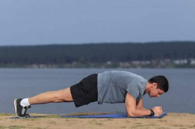 Crossfit eğitim fitness adam onun midsection çekirdek kasları çalışma tahta çekirdek egzersiz yaparak.