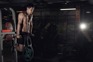 Peral egzersizleri yaparken spor salonunda egzersiz kas vücut geliştirmeci