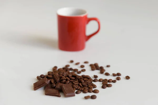 Ароматный кофе в сочетании с нежным шоколадом и красной чашкой . — стоковое фото