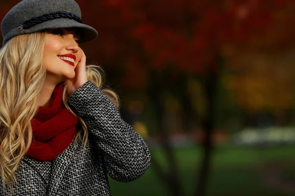 Красивая женщина улыбается в осеннем парке. — стоковое фото