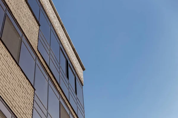 새로운 multi-storey 주거 푸른 하늘에 대 한 건물. — 스톡 사진