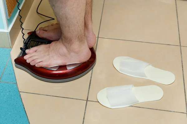 Portrait of male feet on a scale — Stock Photo, Image