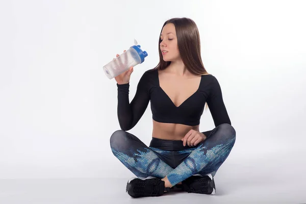 Atleta donna beve acqua dalla bottiglia di sport — Foto Stock