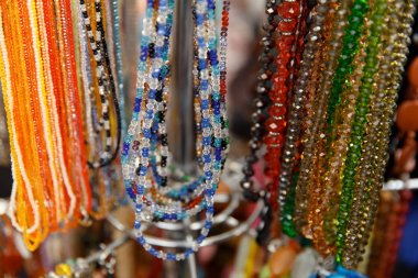 Afrika bit pazarı, farklı renkli el yapımı boncuk