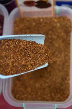 Çay yaprakları arka plan, kırmızı çay, plastik kaşık.