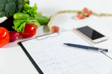 Sebze ölçme bant, cep telefonu, diyet planı,