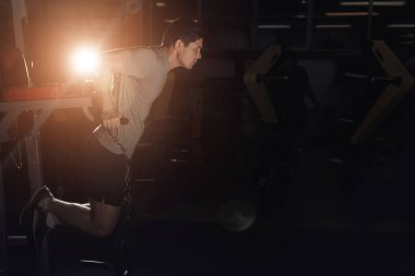 Egzersizleri paralel yapıyor spor salonunda egzersiz kas vücut geliştirmeci