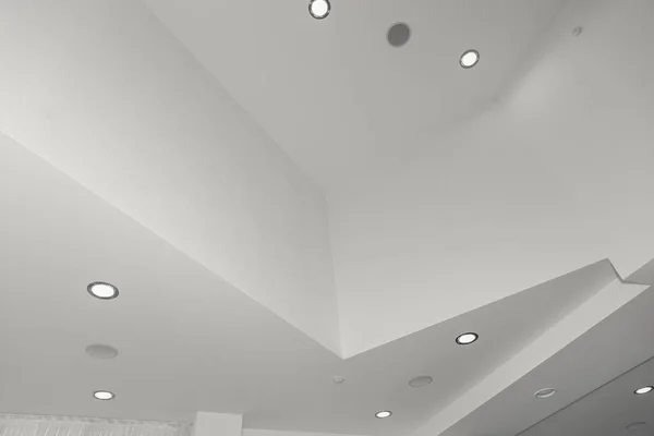 Teto e iluminação dentro do prédio de escritórios. — Fotografia de Stock