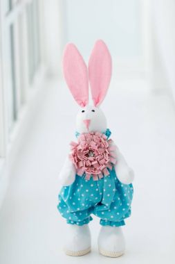 Bebeği tavşan oyuncak beyaz duvar arka plan üzerinde