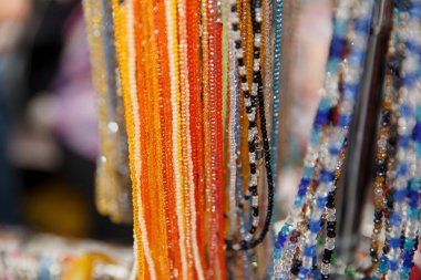 Piyasada farklı renkli boncuklar.