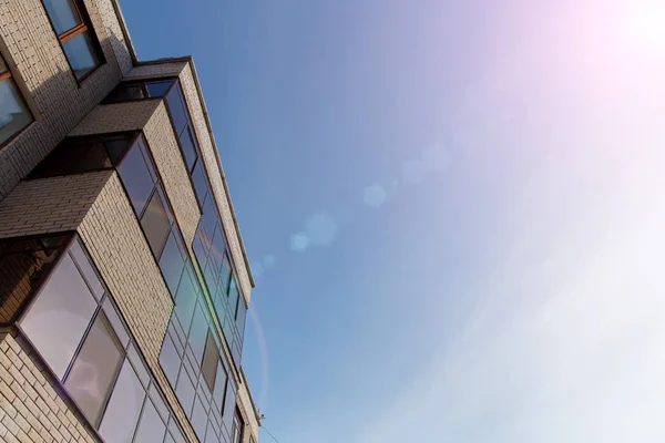 새로운 multi-storey 주거 푸른 하늘에 대 한 건물. — 스톡 사진