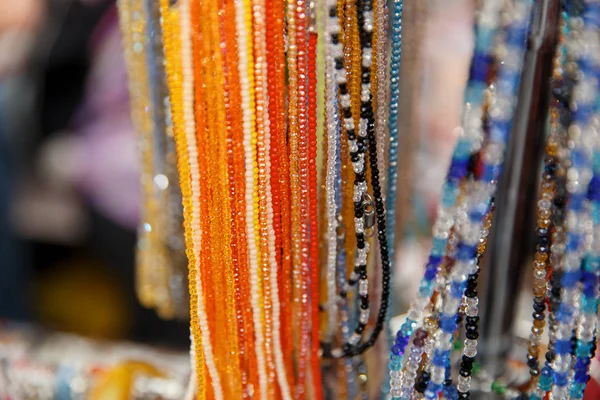 Piyasada farklı renkli boncuklar.