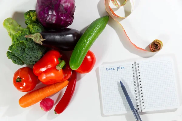 Légumes, ruban à mesurer et régime alimentaire, vue de dessus — Photo