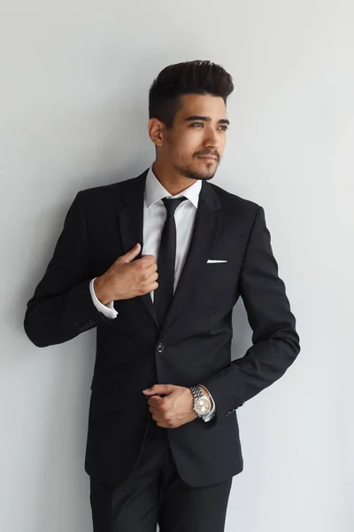 Elbiseli şık şık genç yakışıklı adam.