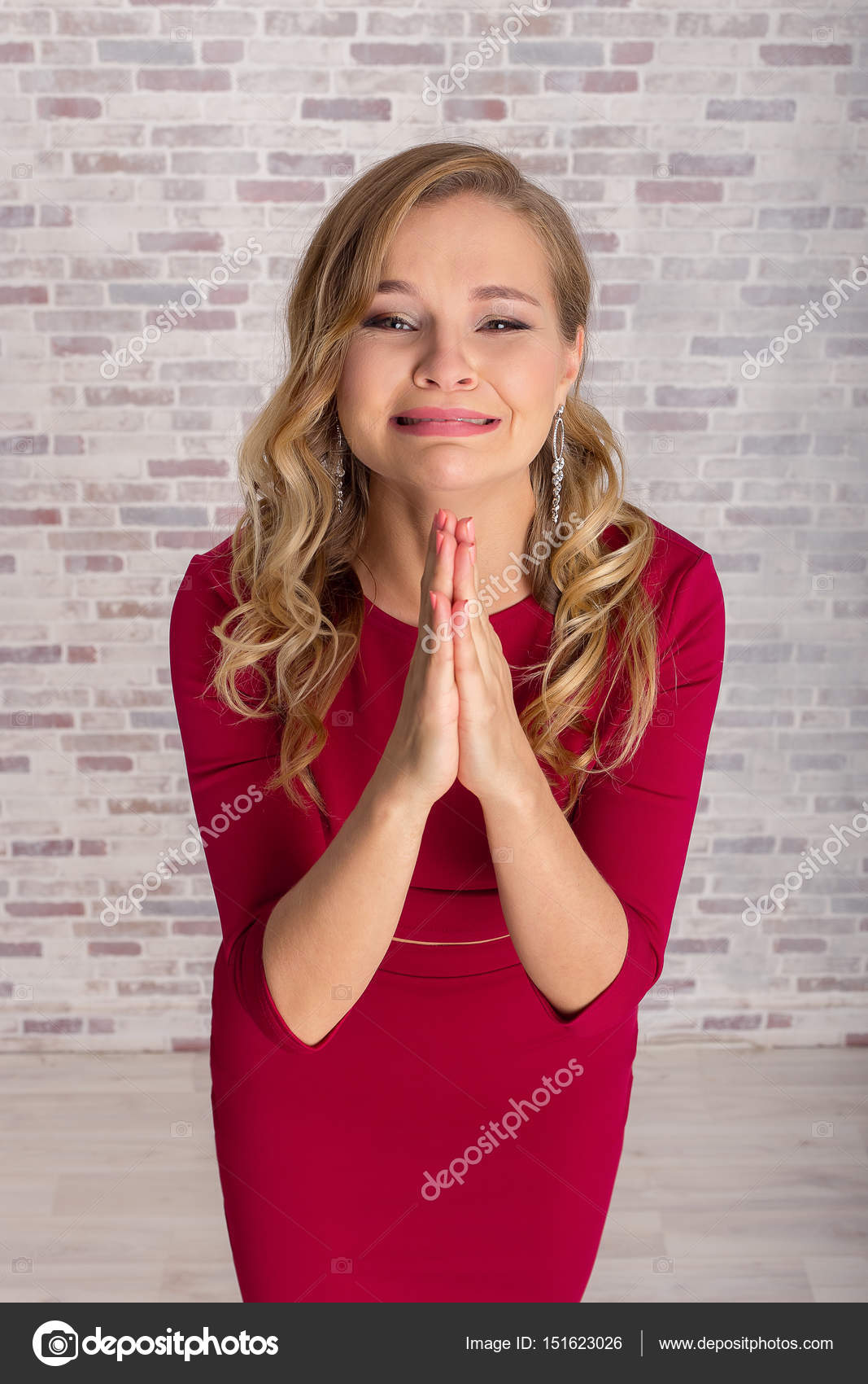 ona-molit-o-poshade-smotret-massazhistka-sverhu