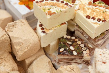 Türk geleneksel tatlı baklava içinde bir tepsi.