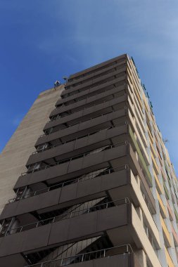 Mavi gökyüzü karşı yüksek artış kat mülkiyeti.