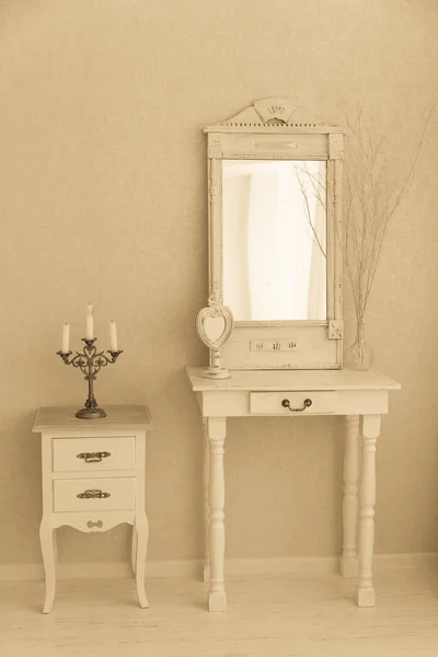 古いレトロな白いドレッシング テーブル、ガラス ミラー. — ストック写真
