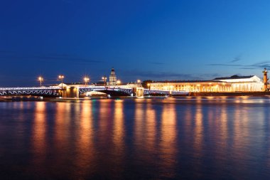 Gece Palace bridge Sankt Petersburg, Rusya. Aydınlatma ve ışık, karanlık mavi gökyüzü