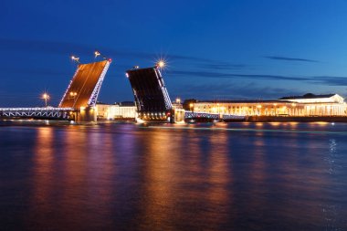 beyaz geceler. neva Nehri ve yükseltilmiş palace bridge uygulamasında st.petersburg, Rusya Federasyonu.