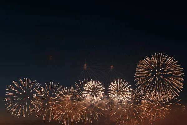 Fuegos artificiales iluminan el cielo con una pantalla deslumbrante — Foto de Stock