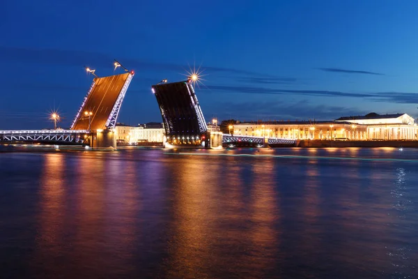 Noites brancas. Vista do rio Neva e ponte do palácio levantada em São Petersburgo, Rússia . — Fotografia de Stock
