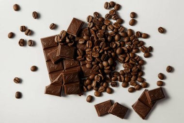 Çikolata ve kahve beyaz zemin üzerinde. Üstten Görünüm.