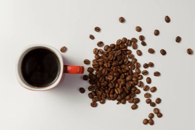 fincan sıcak kahve ve fasulye kahve beyaz masada