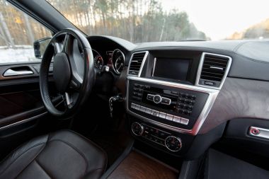 Basit ama şık ve dengeli iç modern bir araba