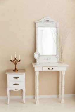 Bir eski retro beyaz tuvalet Masası, cam ayna.