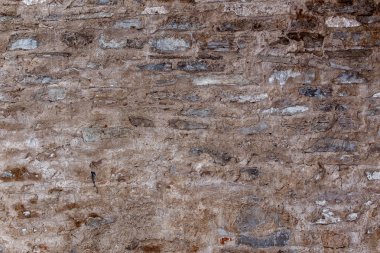 Boş eski duvar doku tuğla. Sıkıntılı duvar yüzeyi boyalı. Eski püskü bina cephe hasarlı sıva ile