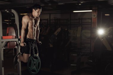 Peral egzersizleri yaparken spor salonunda egzersiz kas vücut geliştirmeci