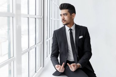 Genç işadamı lanet olsun size işareti gösterir