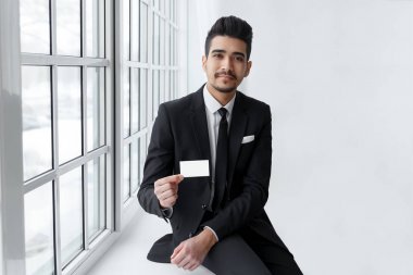 Boş kartvizit el ile genç işadamı