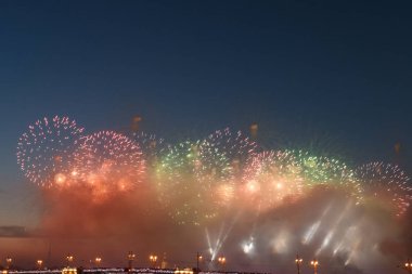 Gece gökyüzünde çeşitli renklerde renkli havai fişekler