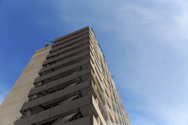 Das neue mehrstöckige Wohnhaus vor blauem Himmel. — Stockfoto