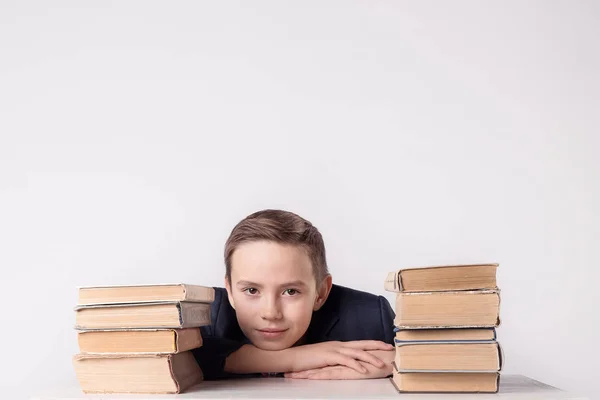 Porträt eines glücklichen Jungen bei den Hausaufgaben auf weißem Hintergrund — Stockfoto