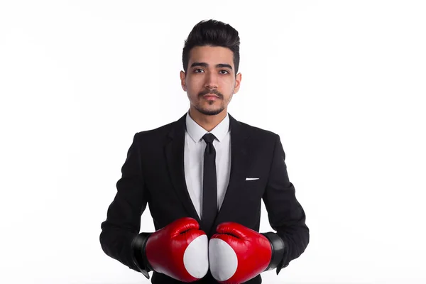 Uomo d'affari in completo nero e guanti da boxe rossi — Foto Stock