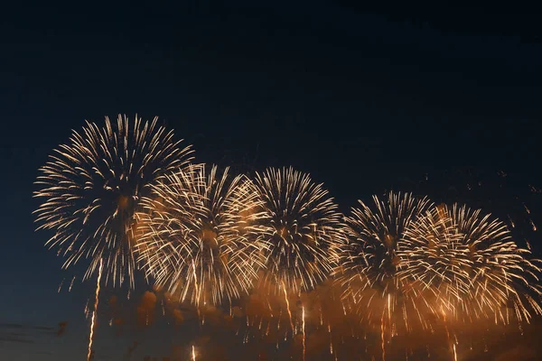 Fuegos artificiales iluminan el cielo con una pantalla deslumbrante — Foto de Stock