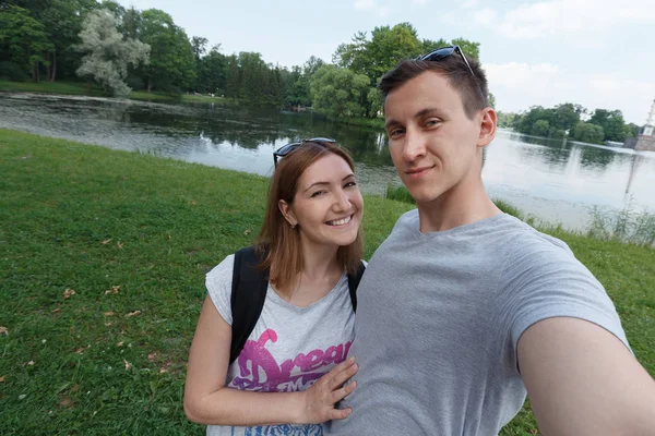 Романтическая пара в парке делает селфи — стоковое фото