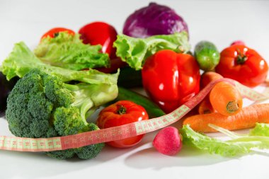 Sebze ve ölçüm bandı, beyaz arka plan üzerinde izole natürmort.